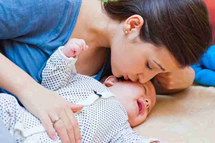 Почему новорожденный ребенок постоянно плачет и как его успокоить
