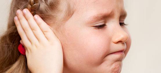 Отит у ребенка: не лечить боль в ухе вовсе и лечить слишком активно – одинаково опасно!