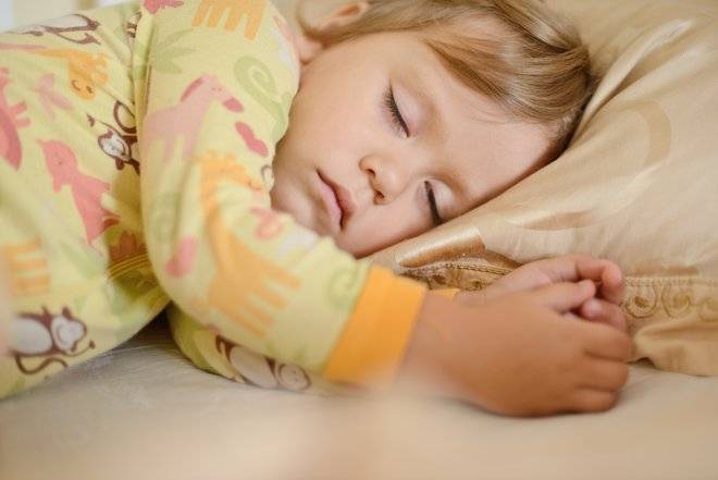 Ребёнок в месяц плохо спит ночью: что делать?