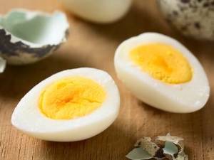 Как правильно варить перепелиные яйца после закипания воды: вкрутую и в смятку