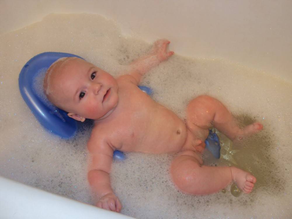 Приятные ритуалы: как правильно купать новорожденного ребенка в ванночке, чтобы он получал только удовольствие?