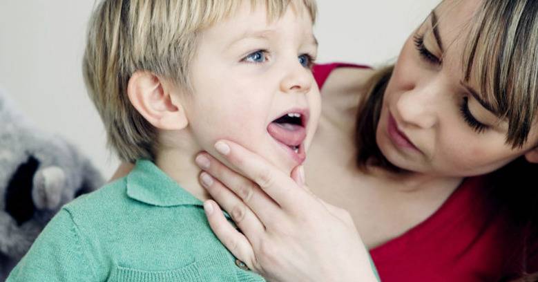 Как узнать болит ли горло у младенца