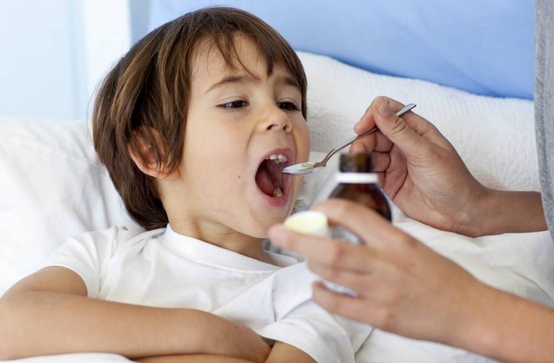 Почему возникает лающий внезапный кашель у ребенка и как помочь малышу