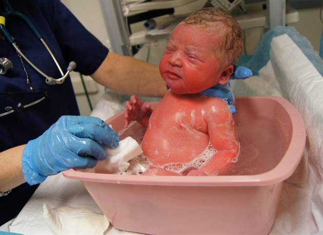 Гигиенические процедуры новорожденного. как купать ребенка и сколько длится первое купание - календарь развития ребенка