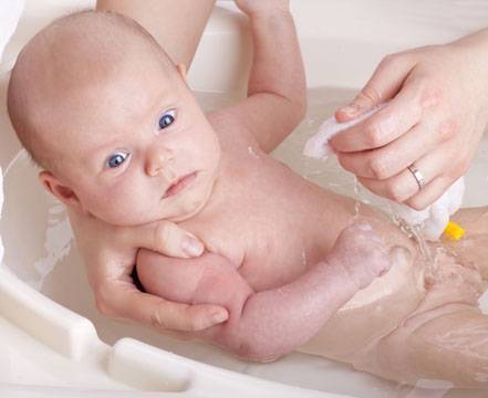 Первое купание новорожденного - инструкция для родителей | мр