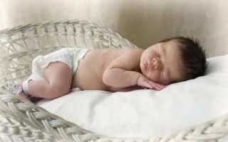 Как должен спать новорожденный в кроватке?