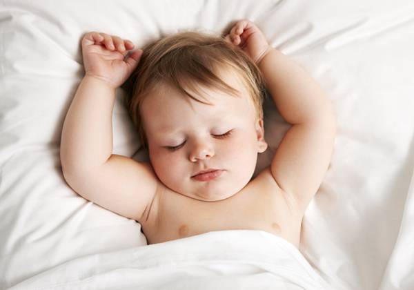 Когда ребенку можно спать на подушке, а когда это просто опасно