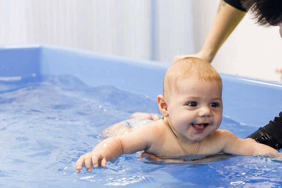 Плавание для самых маленьких - путь к укреплению иммунитета и позвоночника - календарь развития ребенка