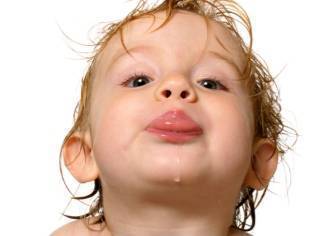 Почему у ребенка до года сильно текут слюни, и чем характеризуется физиологическое явление, опасно ли оно?