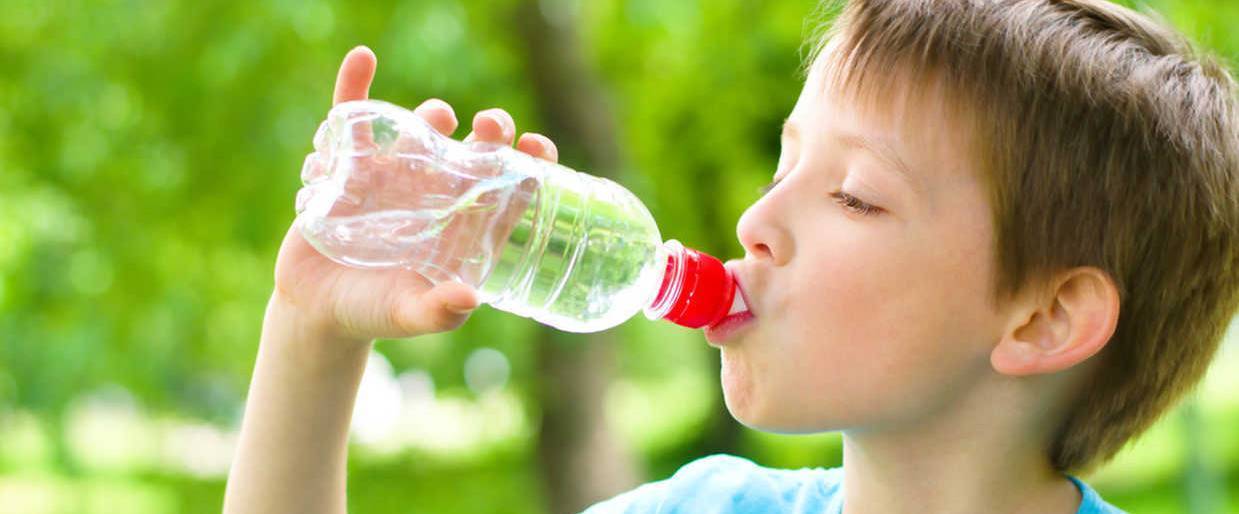 Ребенок пьет много воды: причины