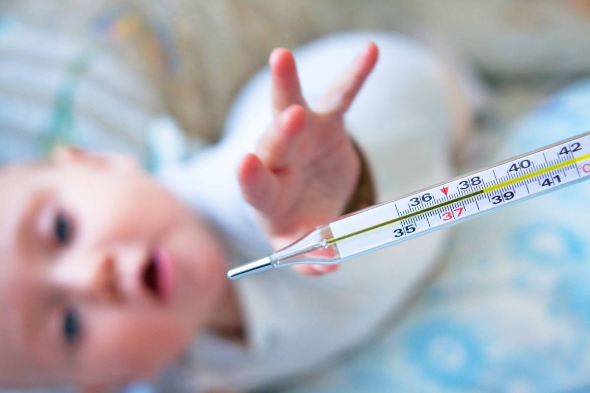 Как сбить температуру у грудного ребенка