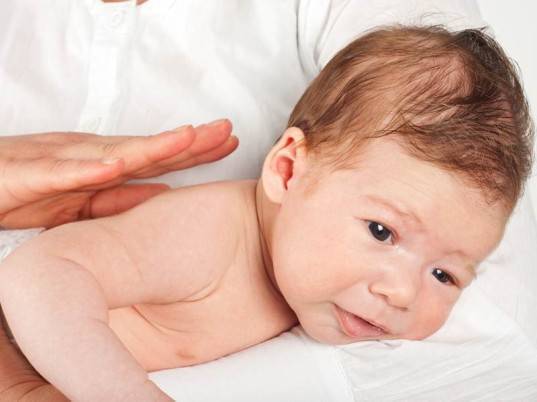 Почему ребенок часто срыгивает после кормления грудным молоком