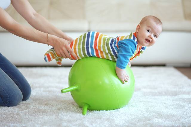 Должен ли ребенок сидеть в 6 месяцев? - ребенок в 6 месяцев не сидит - запись пользователя ольга (athen) в дневнике - babyblog.ru