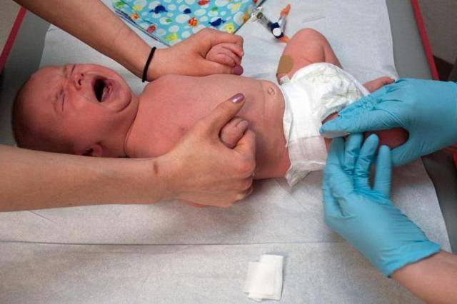 Новорожденный синеет после еды. посинение носогубного треугольника у младенца: причины и опасность