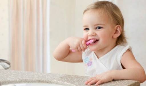 Как почистить зубы годовалому ребенку