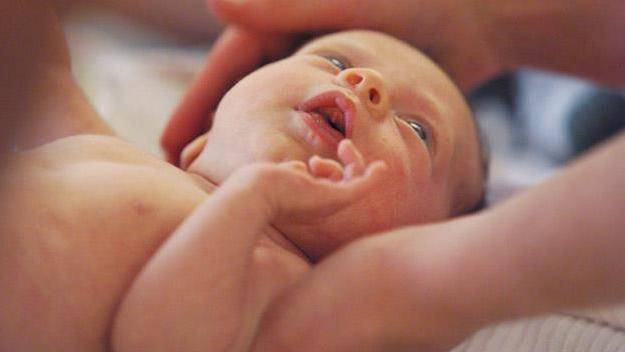 Уход за пупком новорожденного с прищепкой: чем и как правильно обрабатывать?