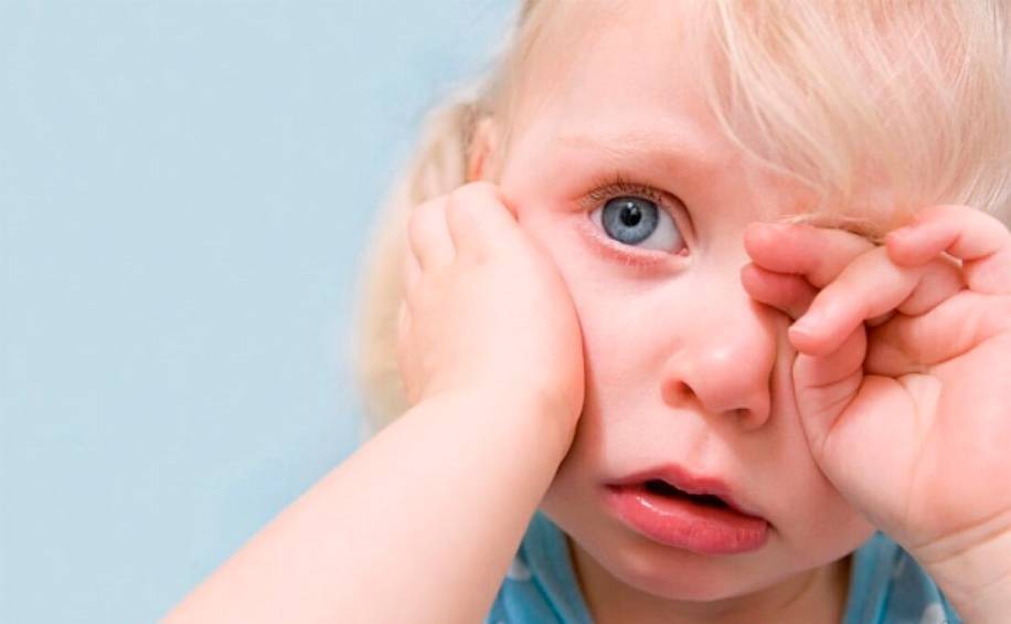 Почему ребенок чешет, постоянно трет глаза: причины, симптомы заболеваний, лечение