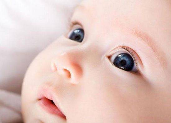 Когда у новорожденных меняется цвет глаз