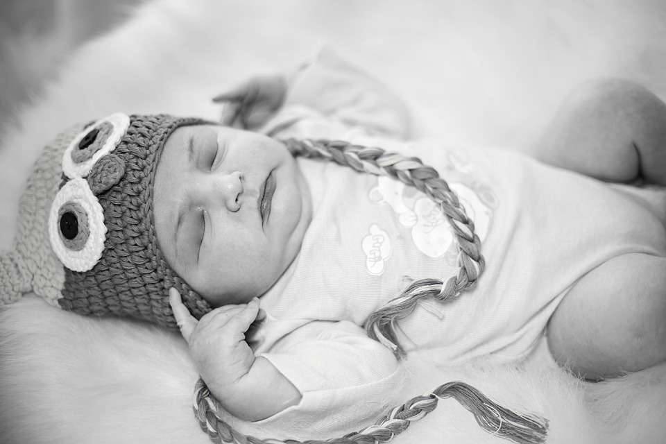 Жировики у новорожденного ребенка: почему появляются и как от них избавиться?