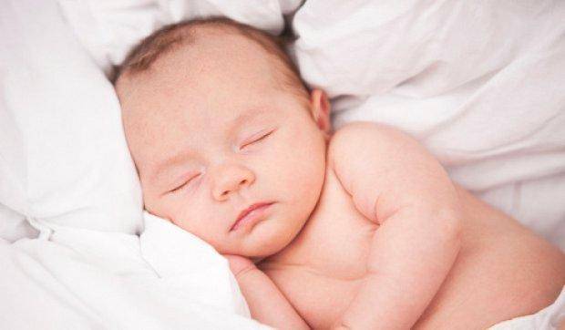 Ребенок сильно потеет во сне: причины, советы комаровского