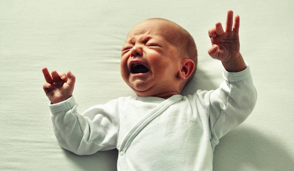 Почему ребенок плачет: 9 основных причин