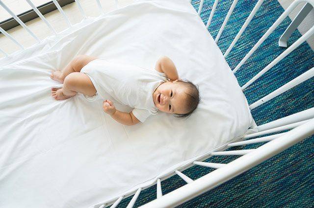 Полный список вещей, которые обязательно нужны в кроватку для новорожденного и что может пригодиться