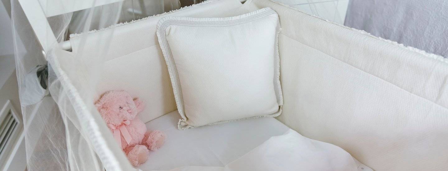 Бортики в кроватку для новорожденных: как правильно подобрать и установить?
