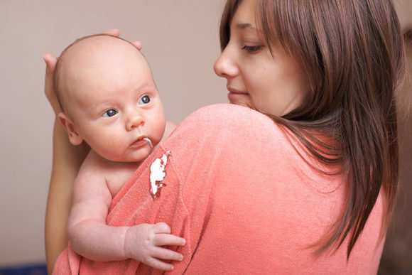 Почему новорожденный ребенок срыгивает смесь и грудное молоко после кормления фонтаном + топ-5 советов