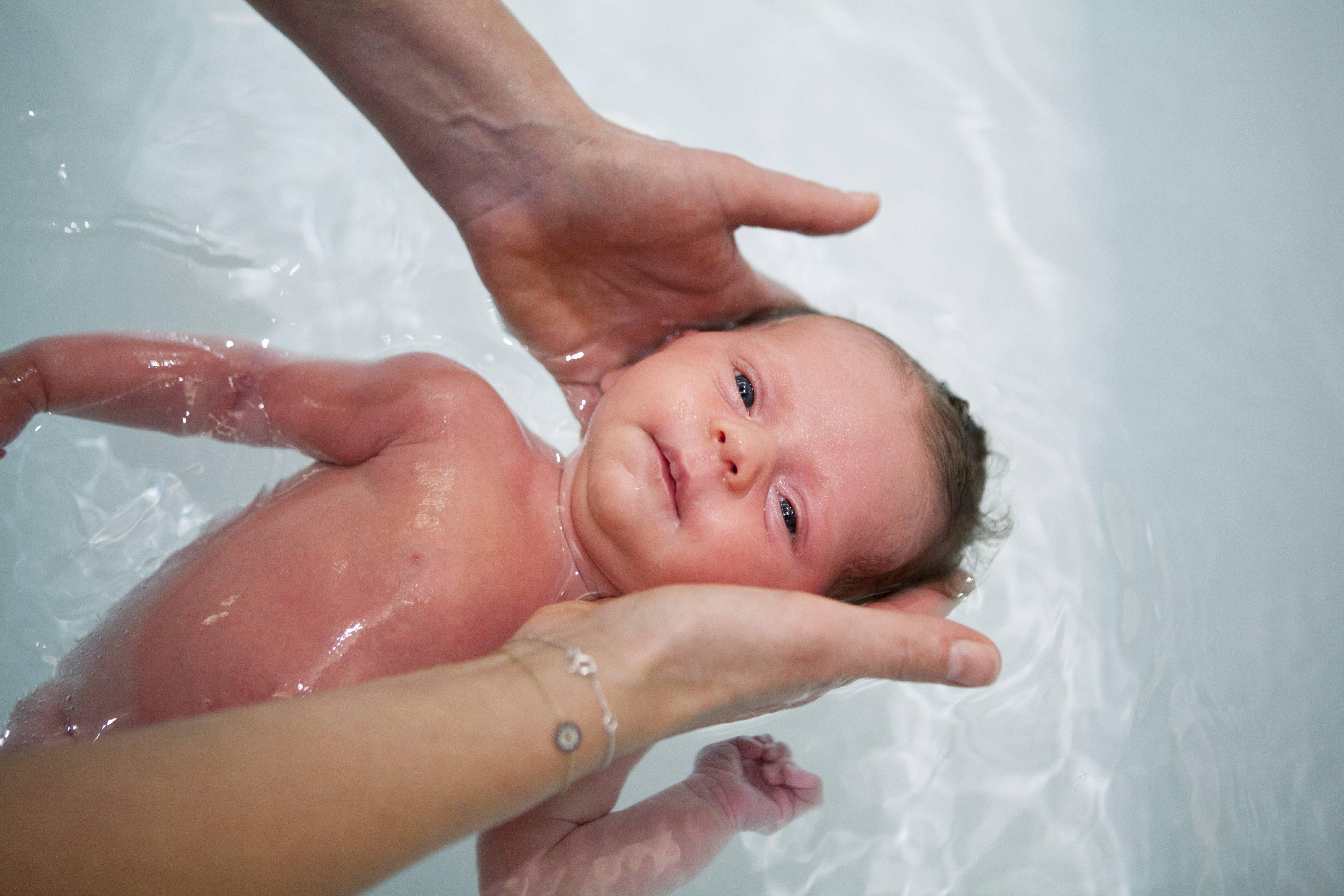 Как купать новорожденного ребенка первый раз - при какой температуре, отзывы