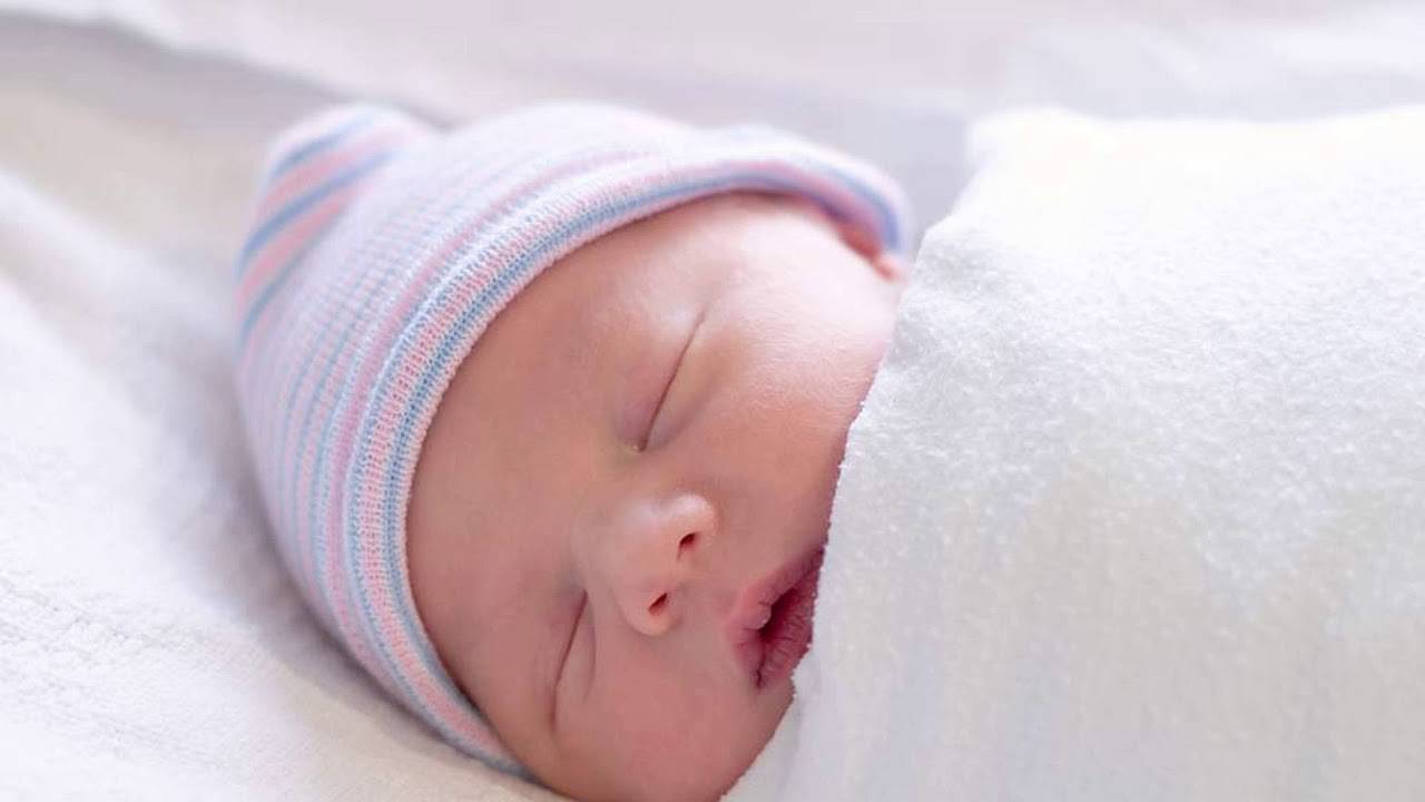 Младенец часто и прерывисто дышит во сне: причины