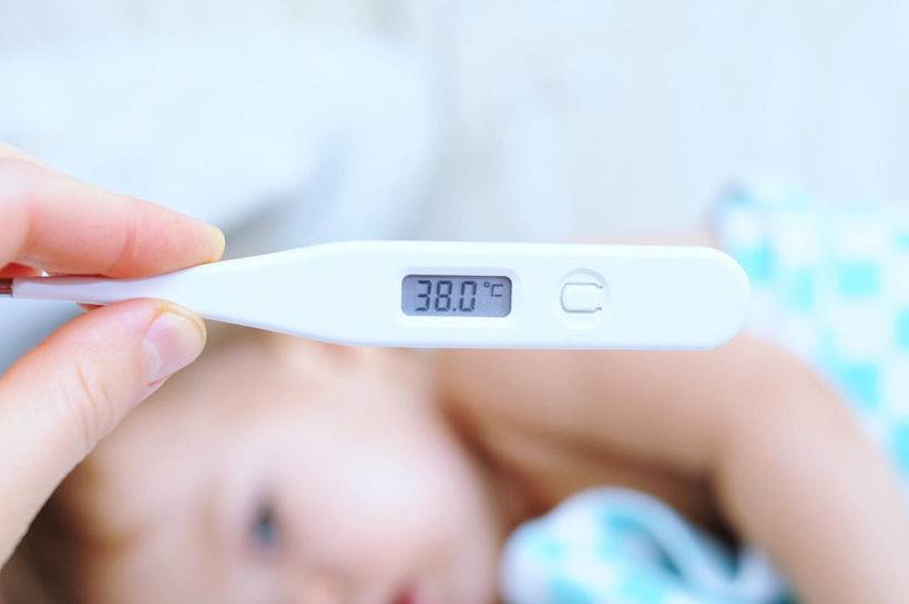 У ребенка 3 дня держится повышенная температура 38: как быть и чем лечить