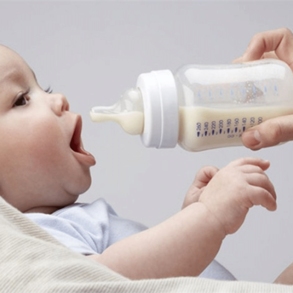 Почему ребенок срыгивает створоженным молоком