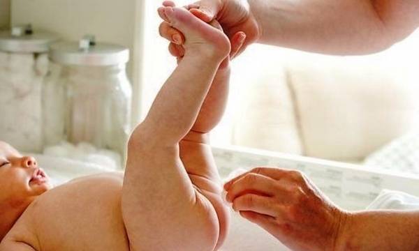 Уход за новорожденными: как подмывать девочку и мальчика