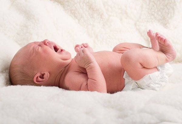 Почему новорожденный кряхтит и тужится во сне, после кормления (комаровский)