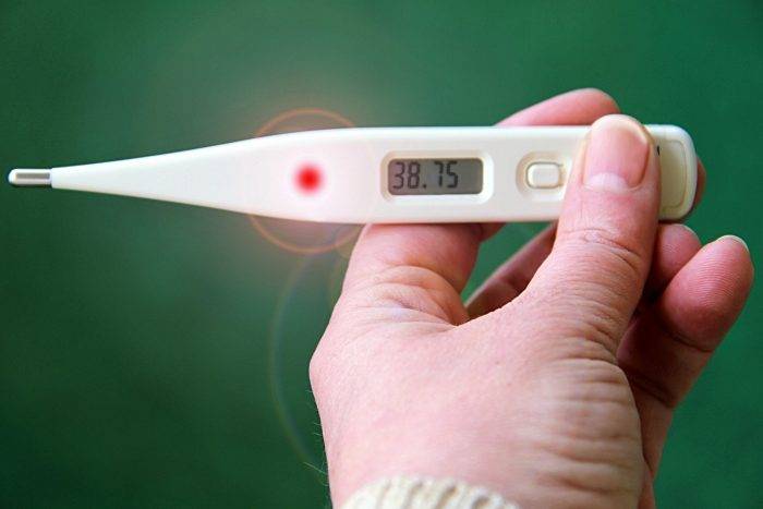 Причины температуры у грудничка и ребенка 38-38.9 градусов, и что при этом делать