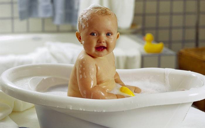 Ребенок кричит, плачет во время купания ((