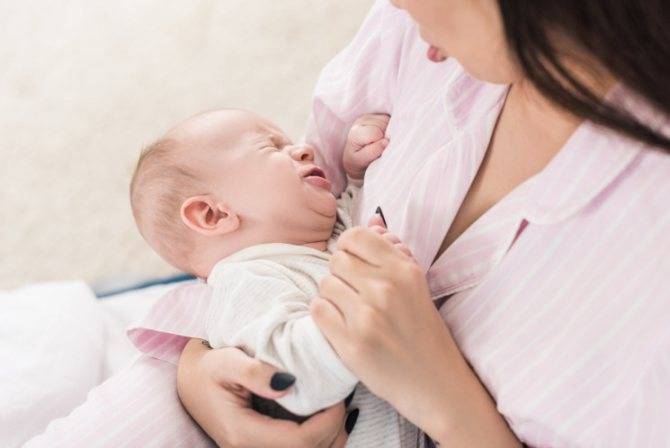 Почему новорожденный ребенок кряхтит?
