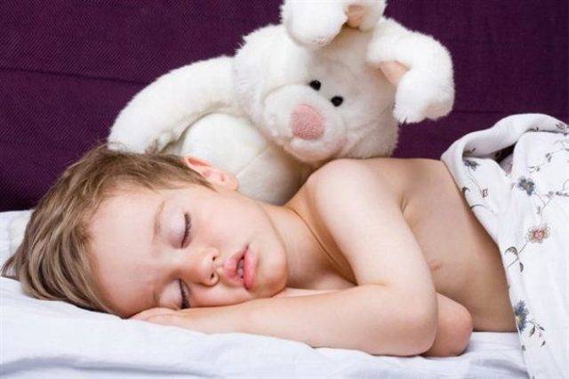 Годовалый ребенок беспокойно спит по ночам: в чем причина