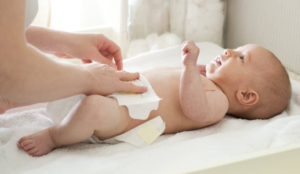 Понос у грудничка при искусственном вскармливании: признаки у ребенка, что делать