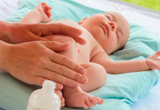 Волосы или щетина на спине у новорожденного: причины появления и способы удаления