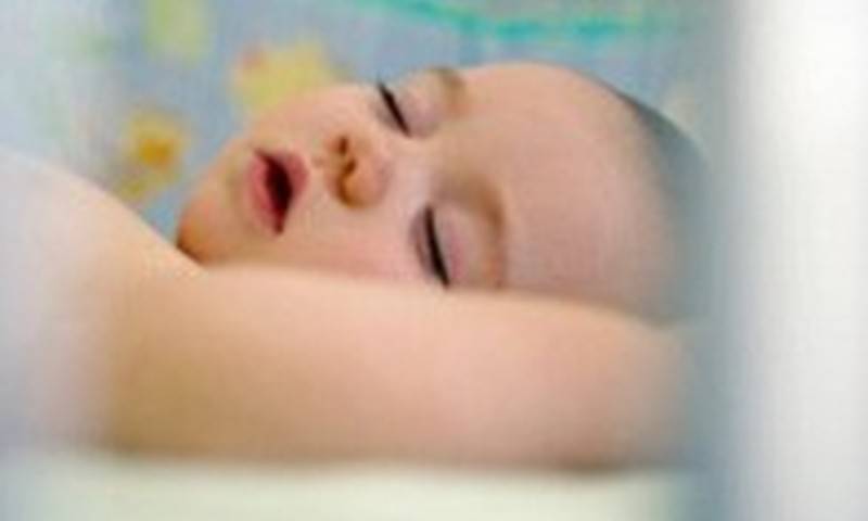 Как правильно будить ребенка на кормление?