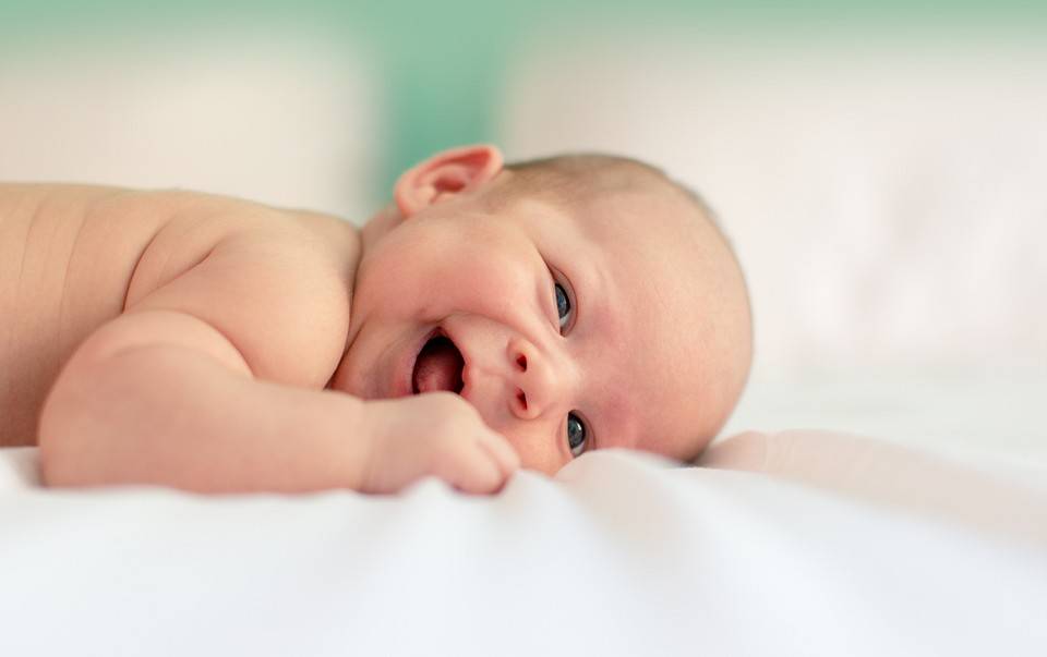 Если новорождённый спит на спине, это не вредно?