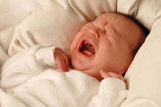 Почему новорожденный часто плачет: 6 причин