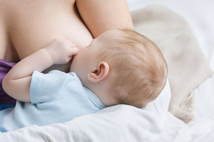 Потеет голова у грудничка во время кормления и сна: возможные причины