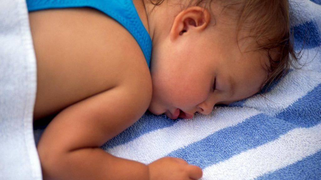 Ребенок сильно потеет по ночам: 8 возможных причин
