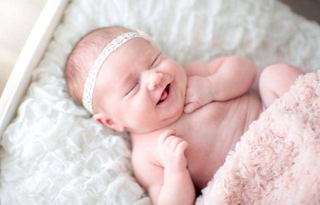 Новорожденный ребенок дергается или трясется: причины и лечение тремора новорожденных