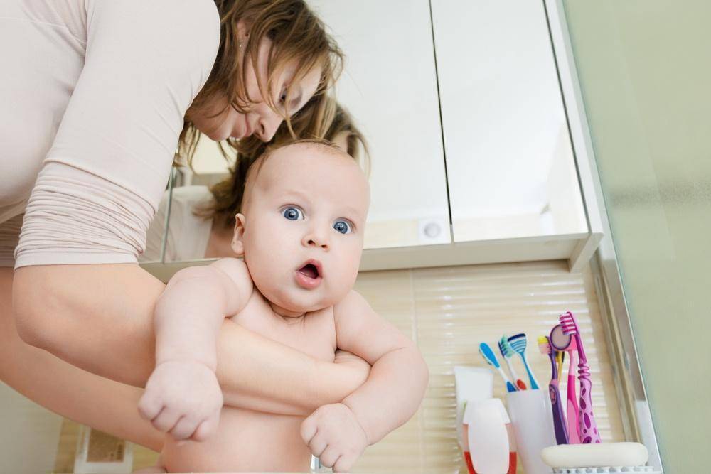 Как правильно держать ребенка при подмывании под краном?