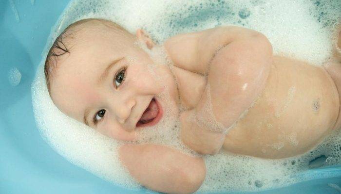 Можно ли купать ребенка при кашле и насморке без температуры