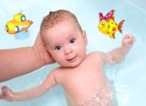 Что делать если при купании ребенку в ухо попала вода?
