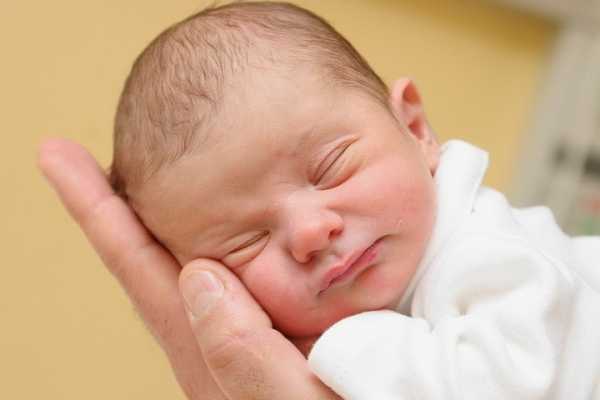 Почему новорожденный ребенок кряхтит?